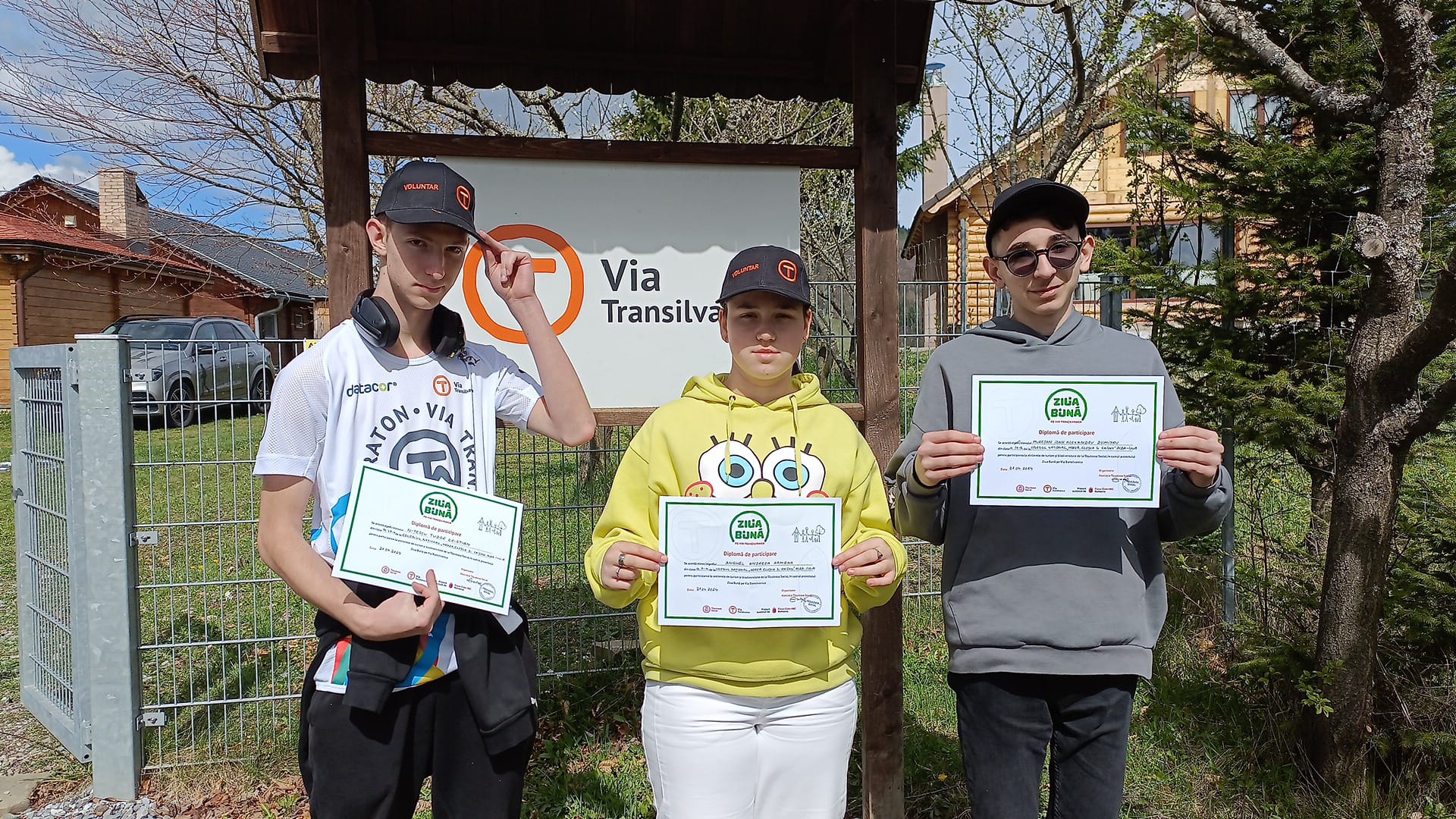 Elevi participând la Via Transilvanica